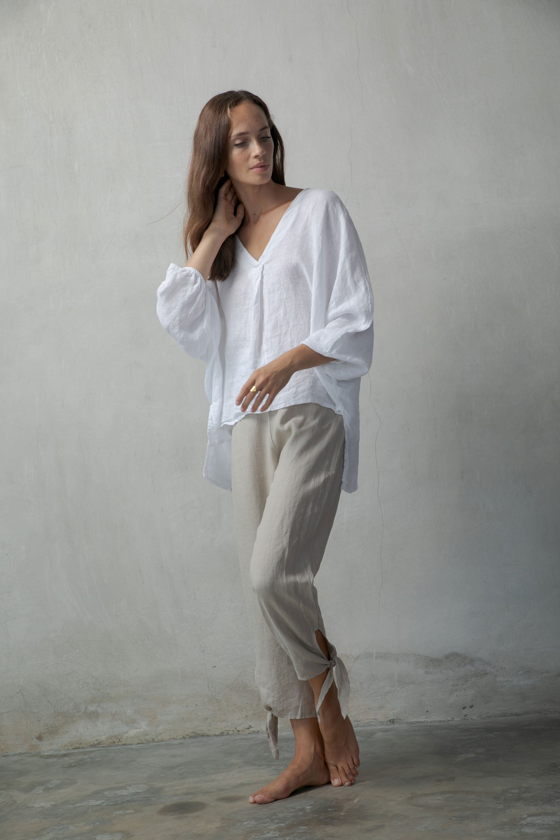 Relaxed Pallocino Linen Top White + Tie-Knot Linen Capri Pants Oatmeal Luxmii