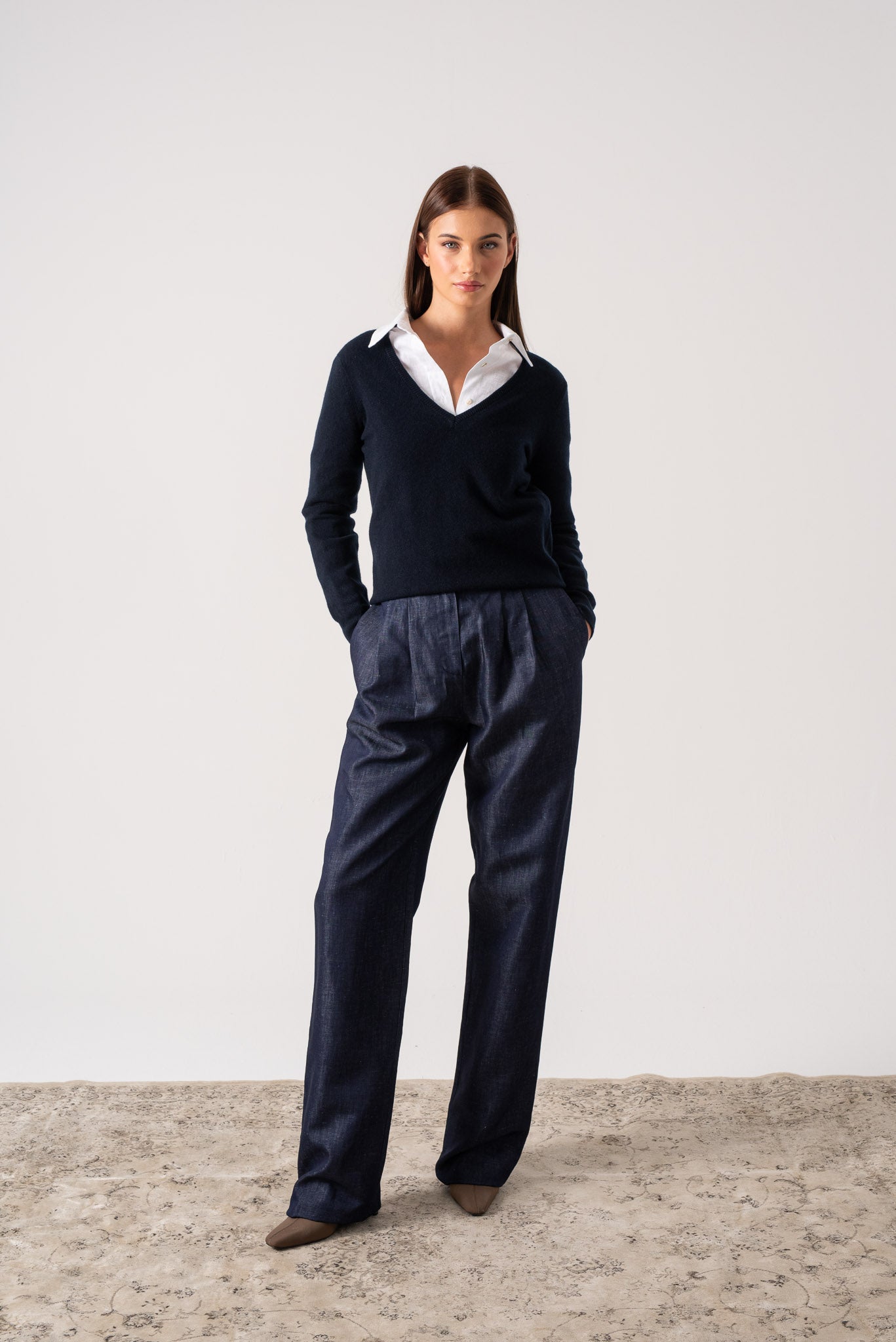 Essenza V-Neck Cashmere Sweater Navy Luxmii