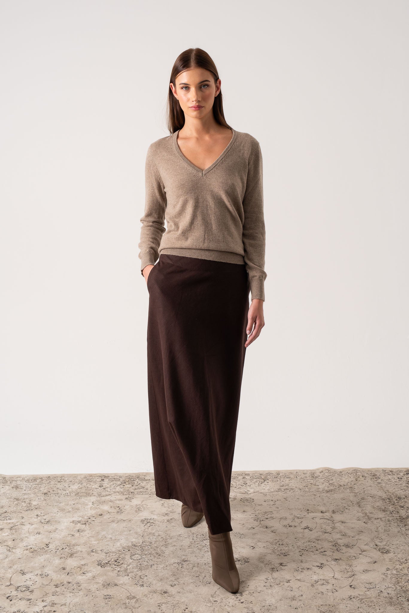 Essenza V-Neck Cashmere Sweater Taupe Luxmii